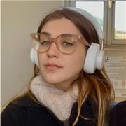 studentessa universitaria offre lezioni di inglese per elementari e medie